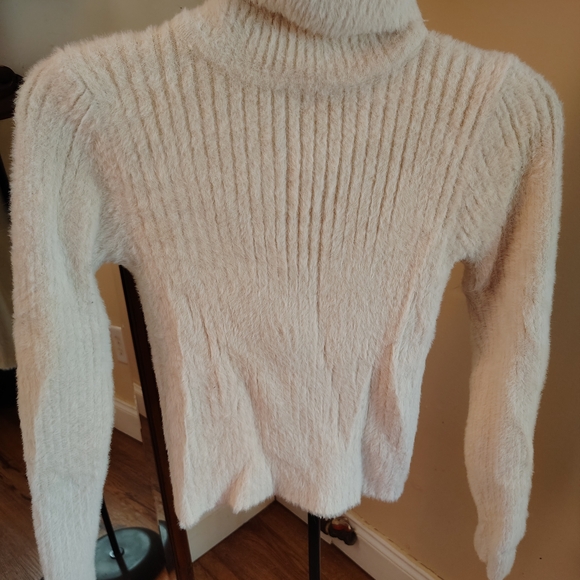 Cozy Cream Turtleneck Sweater - Picture 6 of 7